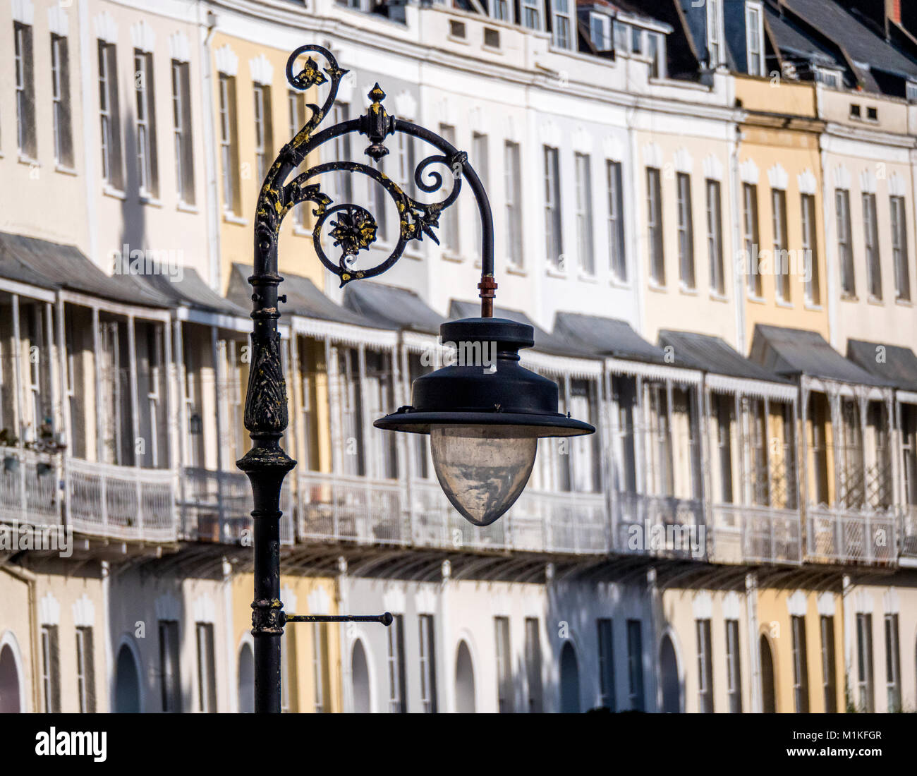 Ornate street light sur Royal York Crescent à Clifton Bristol une rangée de maisons géorgiennes élégant dit être la plus longue de ce type (Croissant) en Europe Banque D'Images