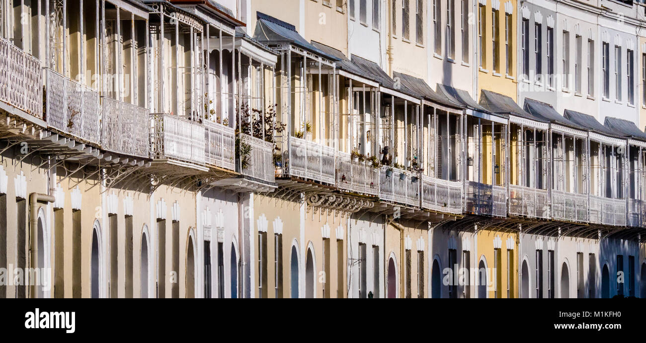 Royal York Crescent dans le village de Clifton Bristol UK une rangée de maisons géorgiennes élégant dit être la plus longue de ce type (Croissant) en Europe Banque D'Images