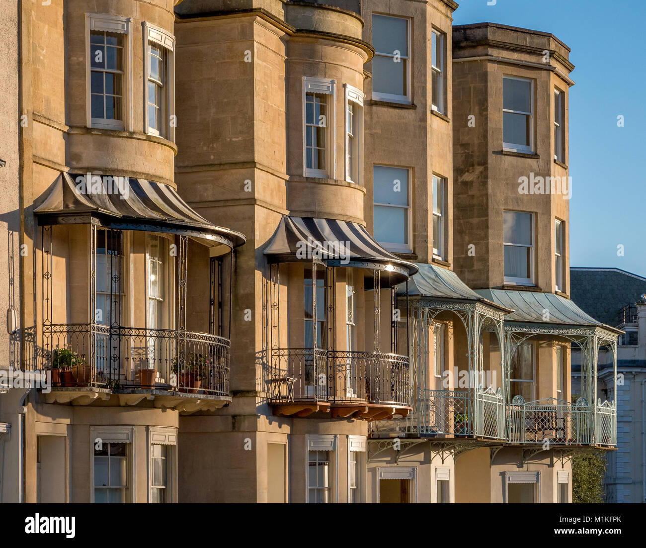 Arcs géorgienne élégante et d'un balcon baies sur sa colline face à l'Clifton Suspension Bridge dans l'un des quartiers les plus branchés de Bristol, Royaume-Uni Banque D'Images