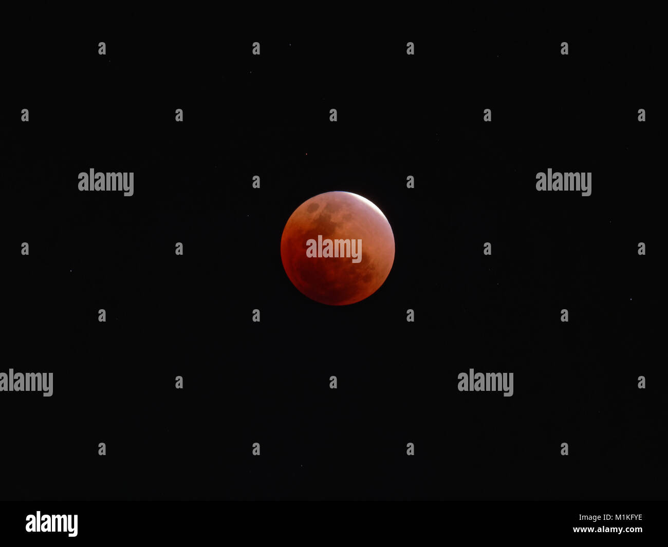 Super Blue Blood Moon avec l'éclipse lunaire partielle sur fond de ciel sombre Banque D'Images