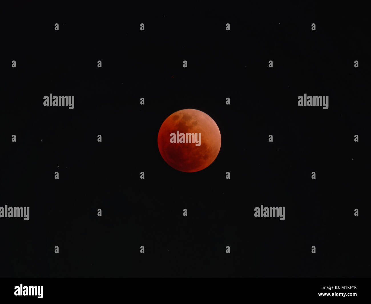 Super Blue Blood Moon avec l'éclipse lunaire totale sur fond de ciel sombre Banque D'Images