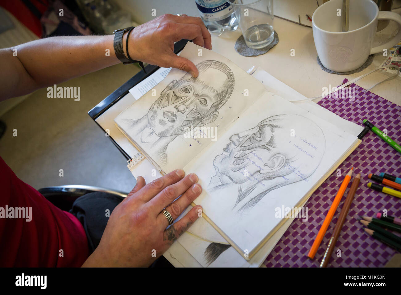 Dans le département de soins de la prison dans l'Hövelhof sont gardés prisonniers derrière les barreaux. Banque D'Images