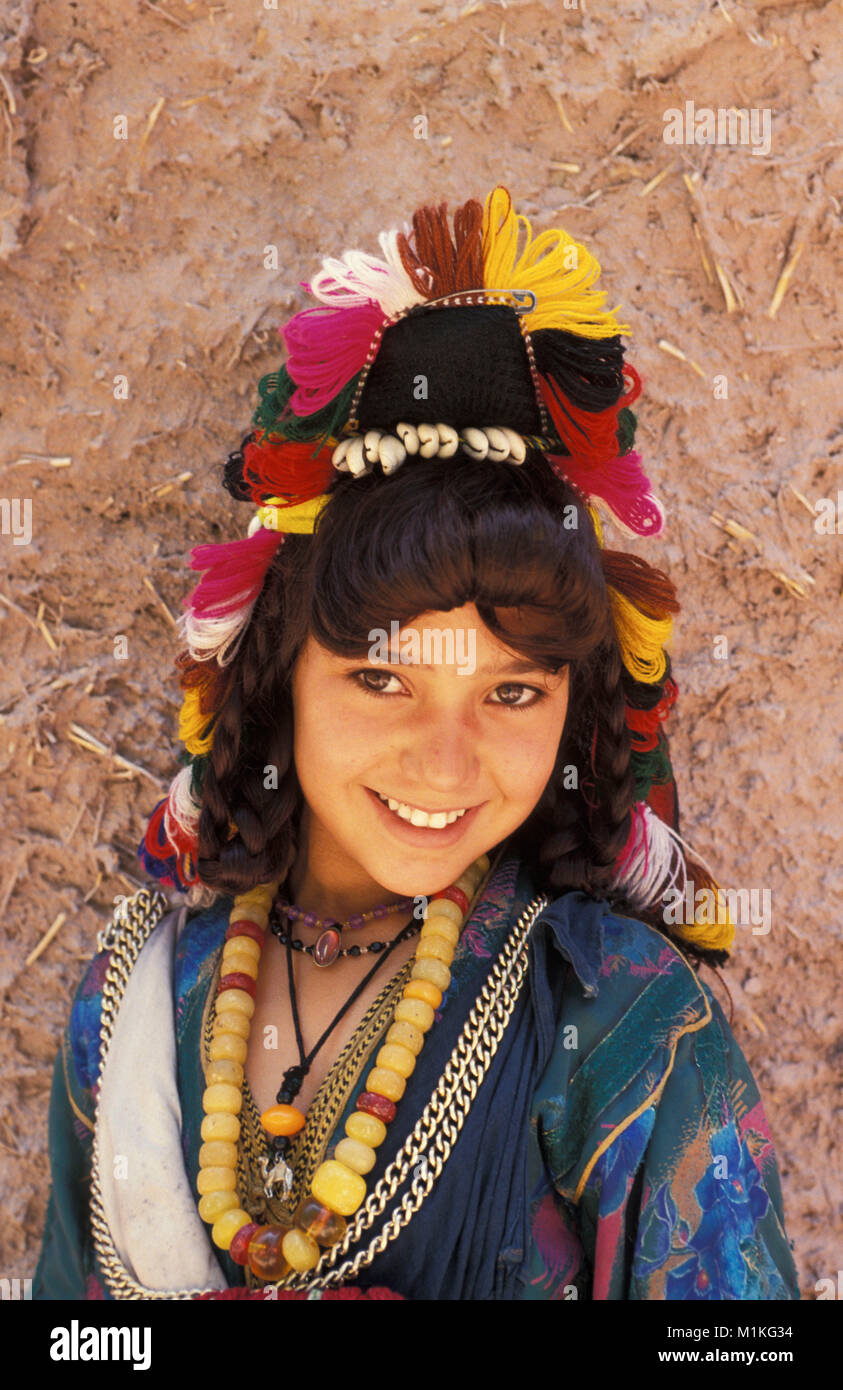 Le Maroc. Près de Marrakech. Haut Atlas. Fille en robe typique de cette région. Portrait. Banque D'Images