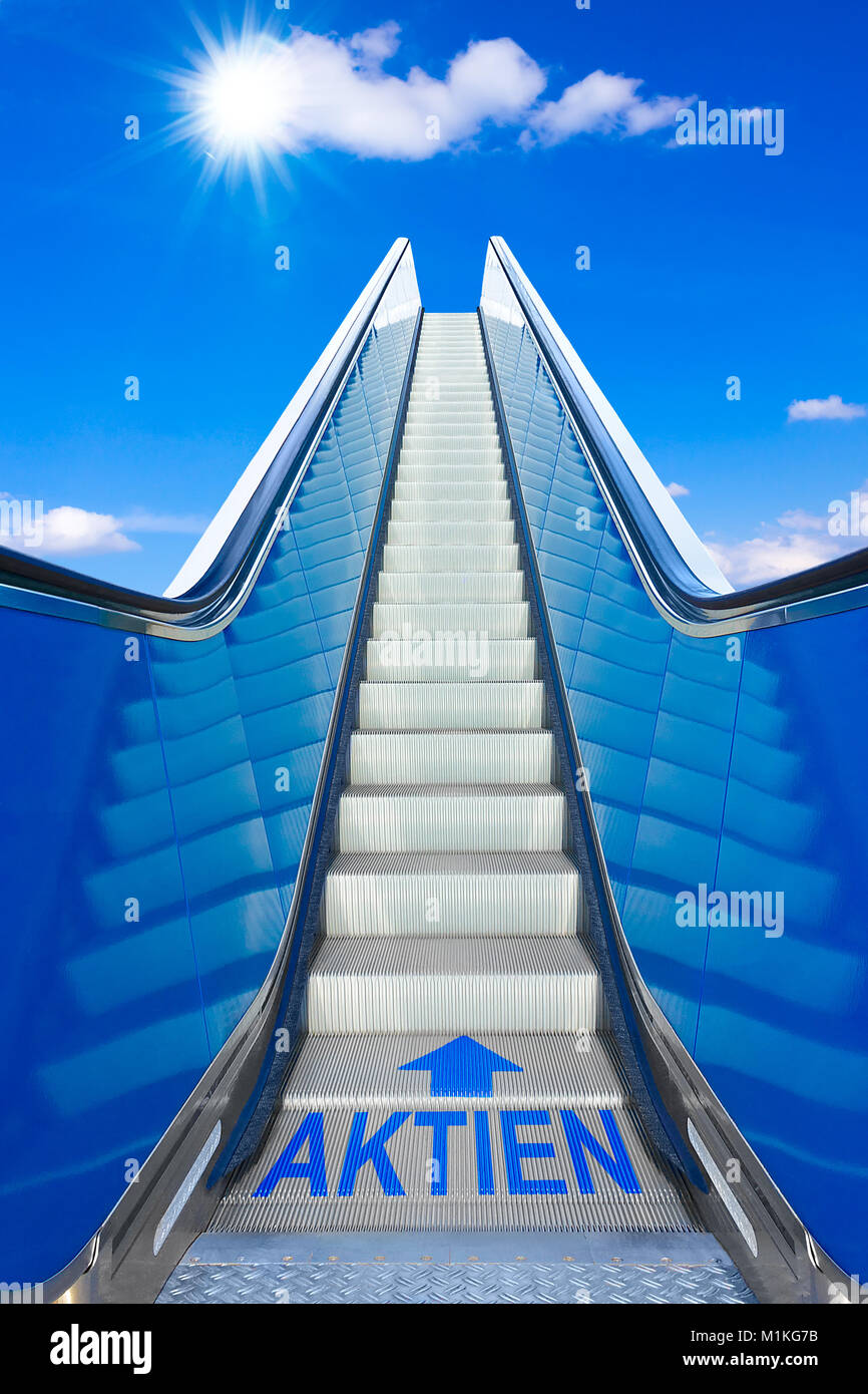 Escalator dans un ciel bleu avec texte allemand sens AKTIEN actions, concept de réalisation, faisant de gros profits à la bourse Banque D'Images