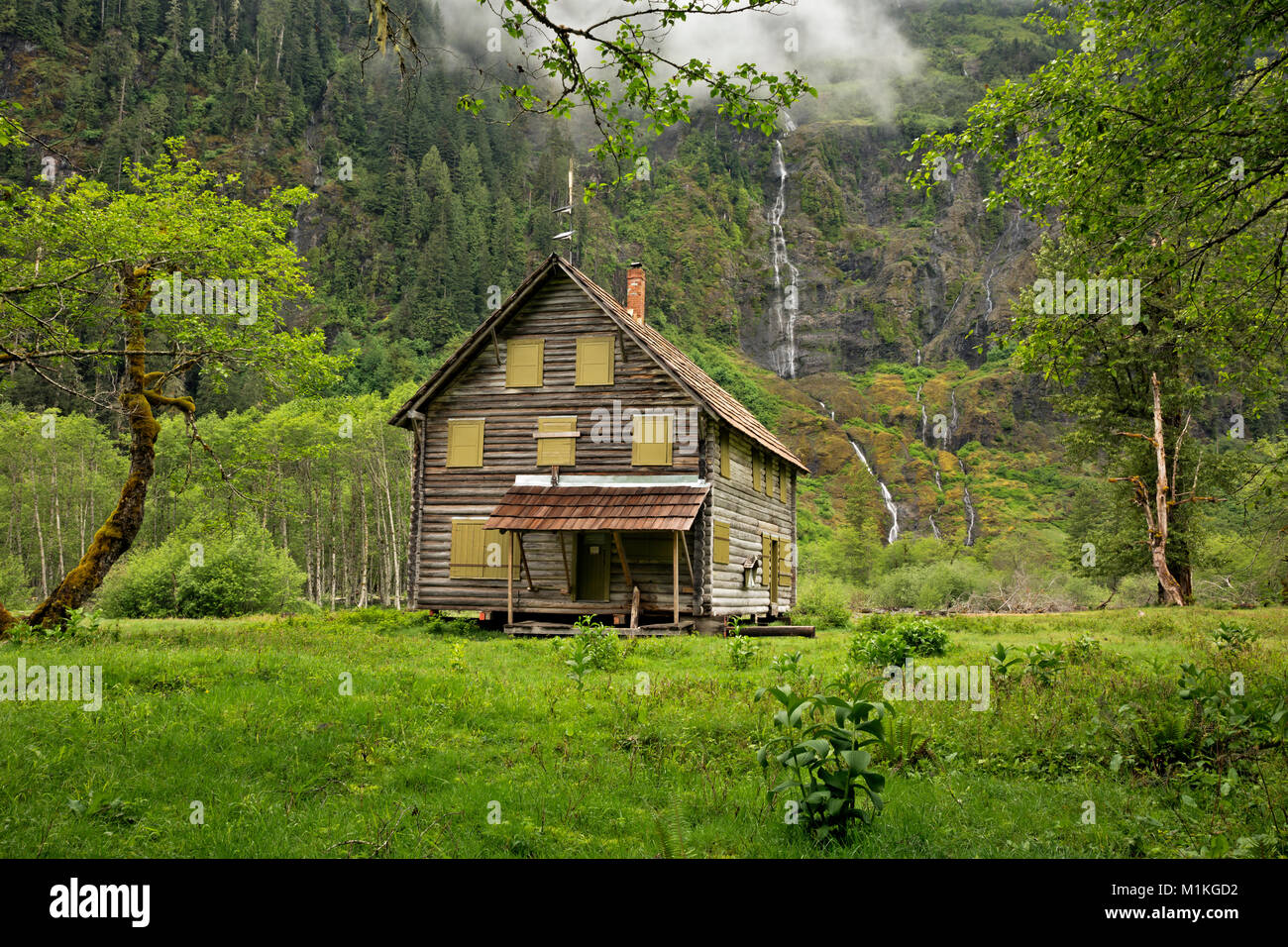 WASHINGTON - l'historique Chalet vallée enchantée, déplacé en 2015 à l'empêcher d'être emportée par la rivière Quinault dans le parc national Olympic. Banque D'Images