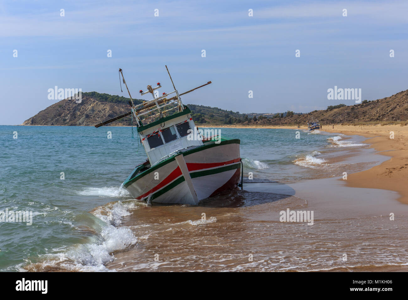 Bateaux sur la plage à gauche après les débarquements d'immigrés illégaux dans la région de Torre Salsa Banque D'Images