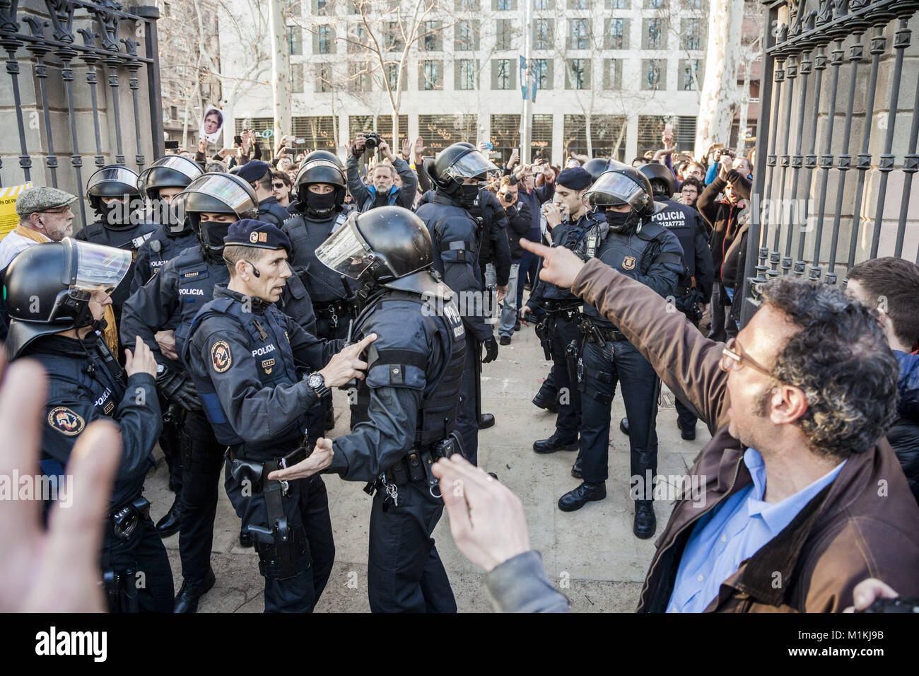 Barcelone, Catalogne, Espagne. 30Th Jan, 2018. Les participants d'une manifestation indépendantiste crier la police antiémeute lorsqu'ils essaient d'entrer au Parlement de Catalogne au cours d'une session d'investiture : Crédit Celestino Arce/ZUMA/Alamy Fil Live News Banque D'Images