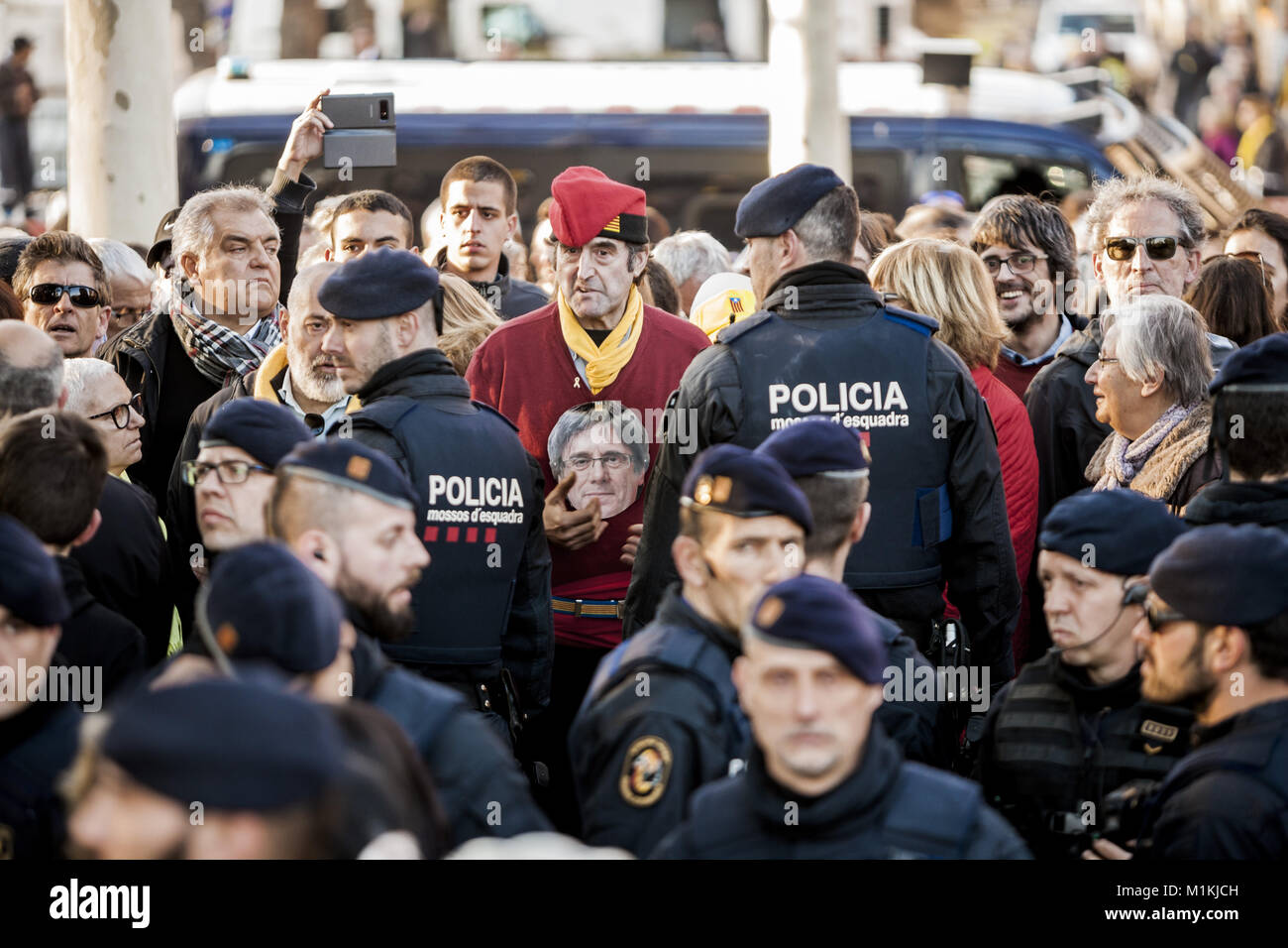 Barcelone, Catalogne, Espagne. 30Th Jan, 2018. Les contrôles de police des participants d'une manifestation indépendantiste quand ils essaient d'entrer au Parlement de Catalogne au cours d'une session d'investiture : Crédit Celestino Arce/ZUMA/Alamy Fil Live News Banque D'Images