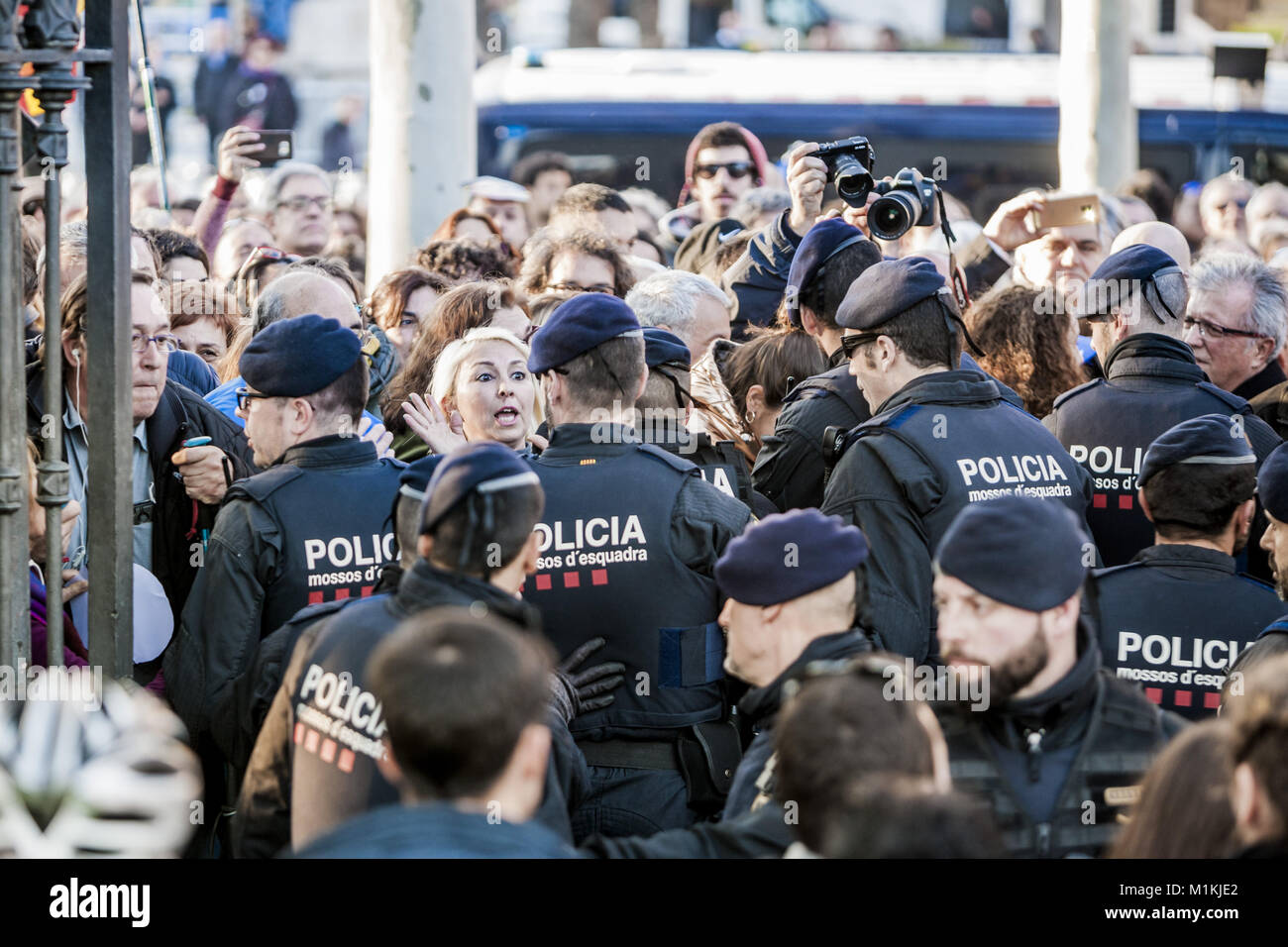 Barcelone, Catalogne, Espagne. 30Th Jan, 2018. Les contrôles de police des participants d'une manifestation indépendantiste quand ils essaient d'entrer au Parlement de Catalogne au cours d'une session d'investiture : Crédit Celestino Arce/ZUMA/Alamy Fil Live News Banque D'Images