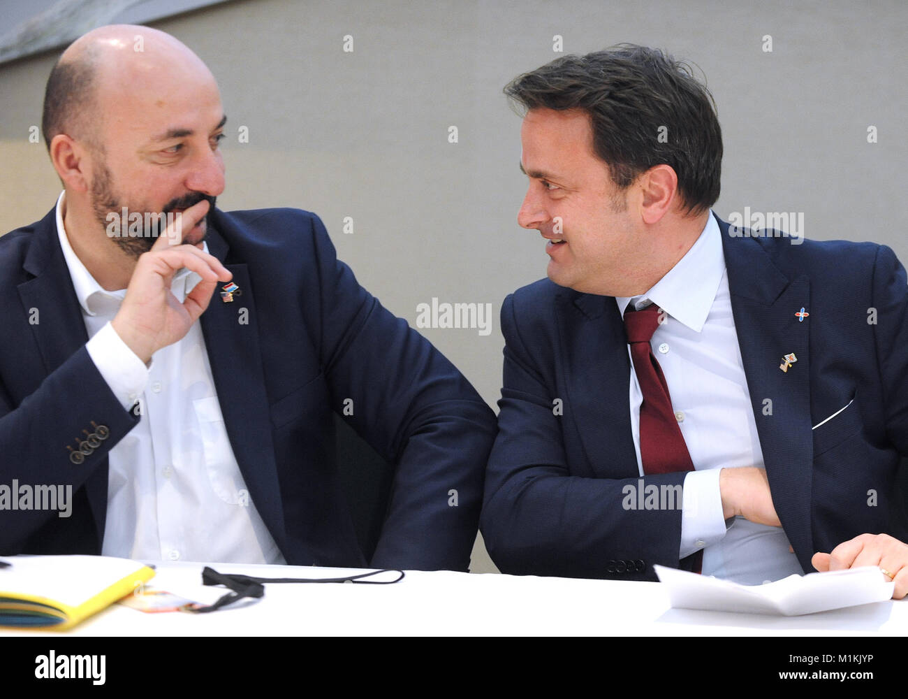 Cap Canaveral, USA. 30Th Jan, 2018. Xavier Bettel, Premier Ministre du Luxembourg (à droite) et Etienne Schneider, vice-Premier Ministre, participer à une conférence de presse de pré-lancement le 30 janvier 2018 au Centre Debus au Kennedy Space Center Visitor Complex en Floride. Crédit : Paul Hennessy/Alamy Live News Banque D'Images