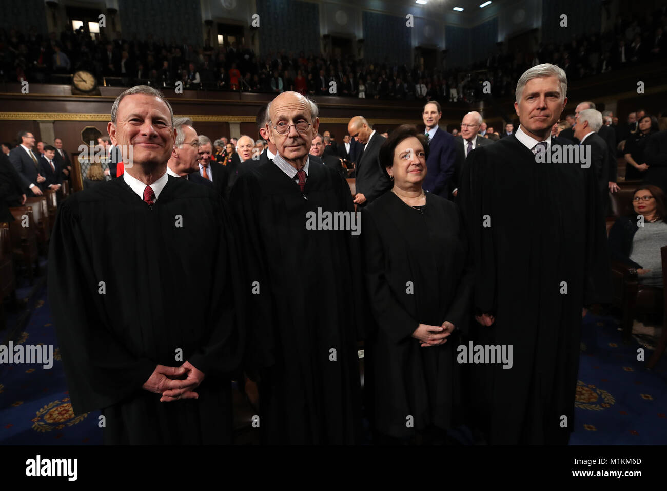 Washington, DC, USA. 30Th Jan, 2018. (L-R) Le juge en chef de la Cour suprême des États-Unis John G. Roberts, juge de la Cour suprême des États-Unis Stephen G. Breyer, juge de la Cour suprême des États-Unis Elena Kagan, juge de la Cour suprême des États-Unis Neil M. Gorsuch pendant l'état de l'Union dans la chambre de la Chambre des représentants des États-Unis le 30 janvier 2018 à Washington, DC. C'est le premier État de l'Union proposée par le président américain Donald Trump et sa deuxième session conjointe du Congrès à l'adresse. Mc Namee Crédit : Win/piscine par cnp/media/Alamy Punch Live News Banque D'Images