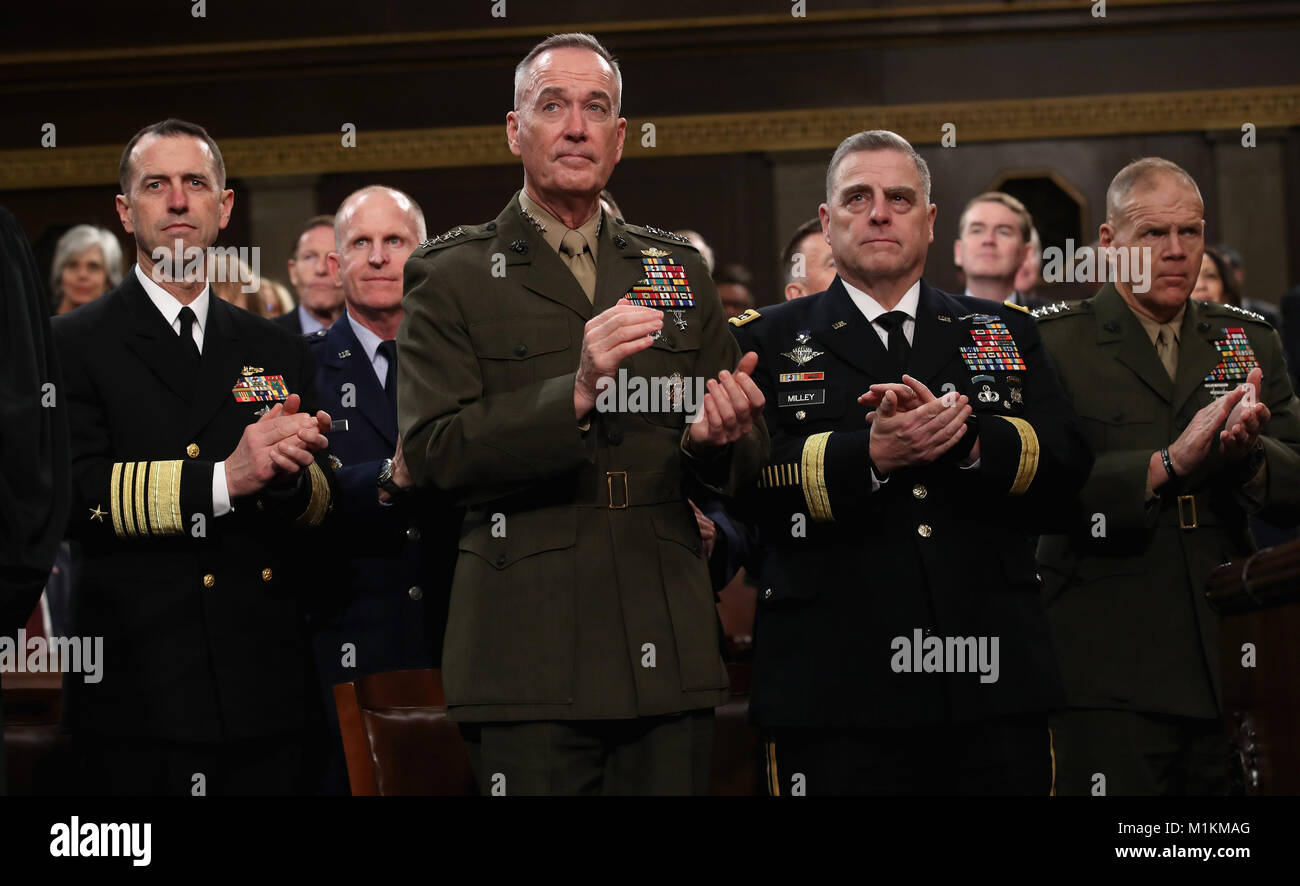30 janvier 2018 - Washington, District of Columbia, United States of America - WASHINGTON, DC - 30 janvier : Chief of Naval Operations Adm. John Richardson (L-R), Président de l'état-major des armées le général Joseph Dunford, Chef du personnel de l'Armée Le Général Mark Milley, et Commandant de la Marine Corps le général Robert Neller écouter l'état de l'Union dans la chambre de la Chambre des représentants des États-Unis le 30 janvier 2018 à Washington, DC. C'est le premier État de l'Union proposée par le président américain Donald Trump et sa deuxième session conjointe du Congrès à l'adresse. Credit : Win McName Banque D'Images