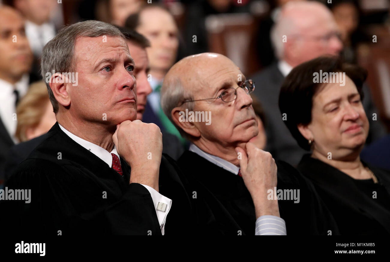 Washington, District de Columbia, Etats-Unis. 30Th Jan, 2018. Le juge en chef de la Cour suprême John G. Roberts (L-R), associer la Justice Stephen Breyer, juge et Elena Kagan écouter le président de l'emporter sur l'état de l'Union dans la chambre de la Chambre des représentants des États-Unis le 30 janvier 2018 à Washington, DC. C'est le premier État de l'Union proposée par le président américain Donald Trump et sa deuxième session conjointe du Congrès à l'adresse. Credit : Win McNamee/Piscine via CNP Crédit : Win Mcnamee/CNP/ZUMA/Alamy Fil Live News Banque D'Images