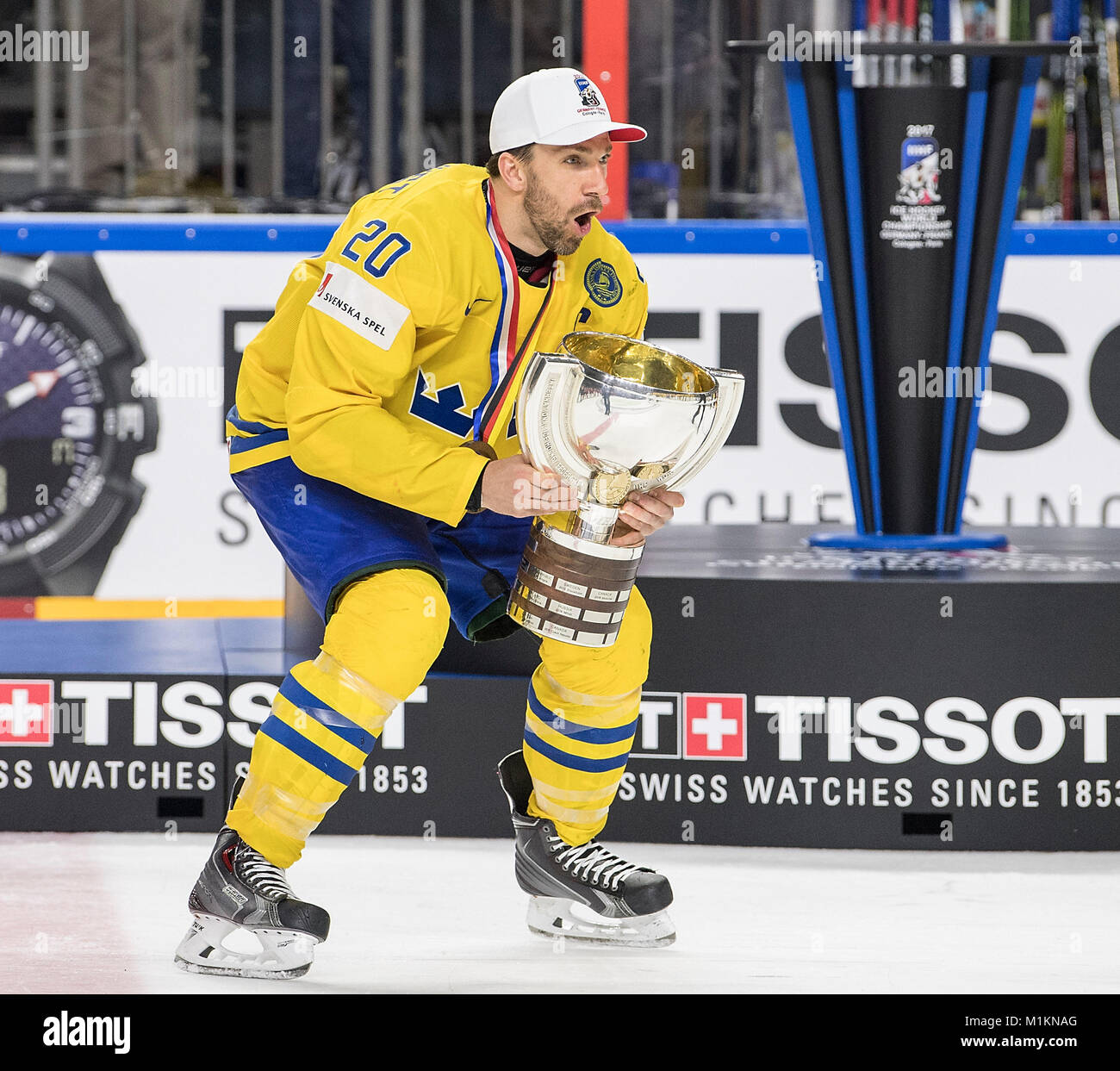 Köln, Deutschland. 22 mai, 2017. Siegerehrung, Kapitaen Joel LUNDQVIST (SWE) avec Pokal dem, Finale, Kanada (CAN) - Suède (SWE) 2 : 1 n.p., am 21.05.2017 in Koeln. En 2017 de l'IIHF Eishockey-Weltmeisterschaft Koeln/ Allemagne - Paris/ Frankreich vom 05.05. - Utilisation dans le monde entier 21.05.2017 |Credit : dpa/Alamy Live News Banque D'Images