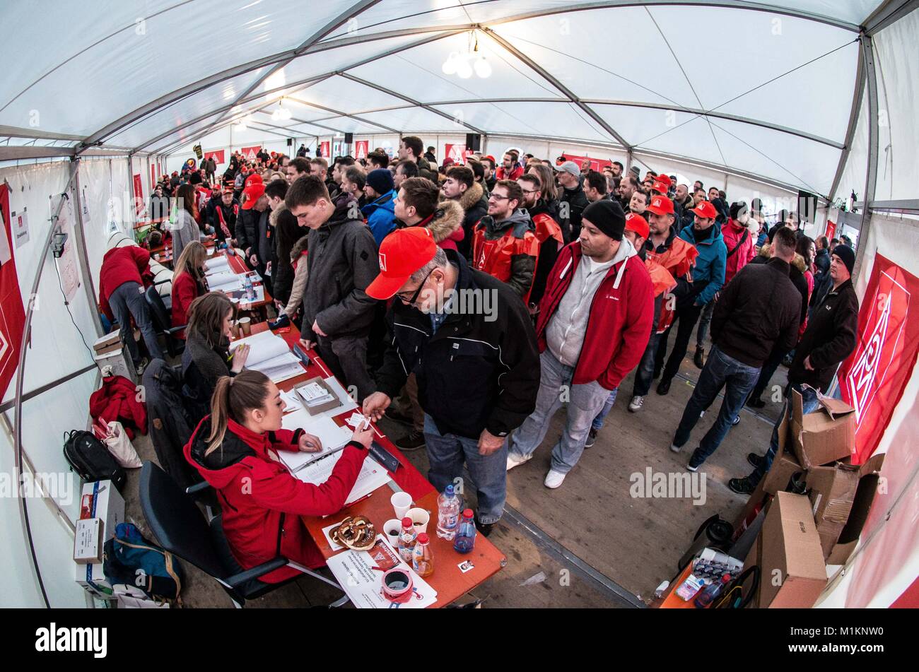 Munich, Bavière, Allemagne. Jan 31, 2018. Les travailleurs en grève jusqu'à s'inscrire. Citant des négociations bloquées, en particulier au cours de la semaine de 28 heures, demandes, le syndicat IG Metall a organisé 24 heures de grèves nationales en Allemagne, y compris l'homme Camion et autobus (ETR:MAN) des bureaux à Munich, où 5 000 membres travaillent d'IGM. Parmi les orateurs étaient Florian Ritter (SPD), membre du Landtag de Bavière (Parlement). L'Union européenne a indiqué les 24 heures les grèves d'avertissement (Warnstreik) fait partie de leur 'phase jaune'', avec la phase de 'red'' de la grève prolongée, à venir. Plus de 1 000 étaient en att Banque D'Images