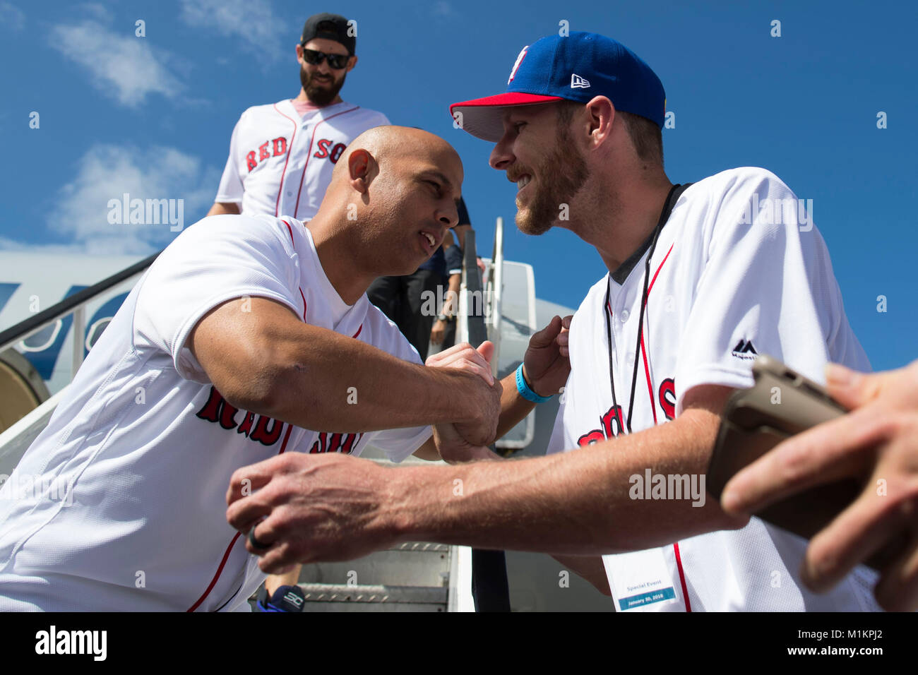 Carolina, Puerto Rico. 30Th Jan, 2018. Carolina, enero 30, 2018 - DEPORTES FIN/DEPORTES PH - FOTOS para ilustrar Una historia sobre la arrivée de membres de las Medias Rojas ( Red Sox de Boston ) al Aeropuerto Luis Munoz Marin . Jugadores y oficiales la isla garantir un alejar suministros . EN LA FOTO Alex Cora ( nuevo dirigente ) saluda un Chris ( lanzador ) un su arrivée . FOTO POR : tonito.zayas@gfrmedia.com Tonito Ramon ' ' Zayas/DFG Media Photo via le crédit : Newscom/Alamy Live News Banque D'Images