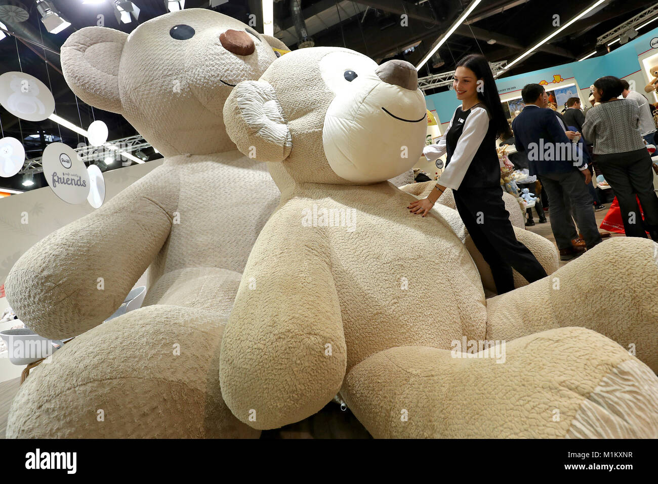 Huge teddy bear Banque de photographies et d'images à haute résolution -  Alamy