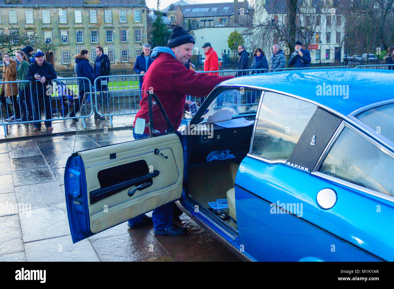 Paisley, Scotland, UK. 31 Janvier 2018 : Porte ouverte sur une voiture bleu Sunbeam Rapier. Le Rallye de Monte Carlo commence à Paisley Abbey. Cette année est le 21e et le 3e de l'événement historique de l'événement classique. Les deux événements sont organisés par l'Automobile Club de Monaco et de prendre place sur les routes publiques. La distance à Monte Carlo est à 1270 milles. Credit : Skully/Alamy Live News Banque D'Images