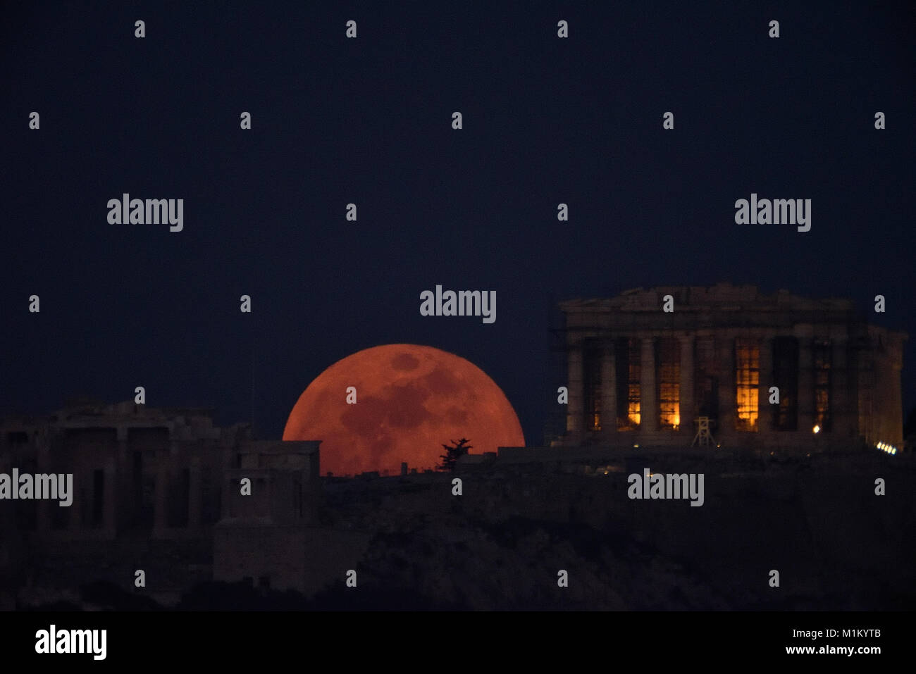 Athènes, Grèce, le 31 janvier, 2018. Sang bleu super lune se lève sur l'acropole d'Athènes à Athènes, Grèce. Crédit : Nicolas Koutsokostas/Alamy Live News. Banque D'Images