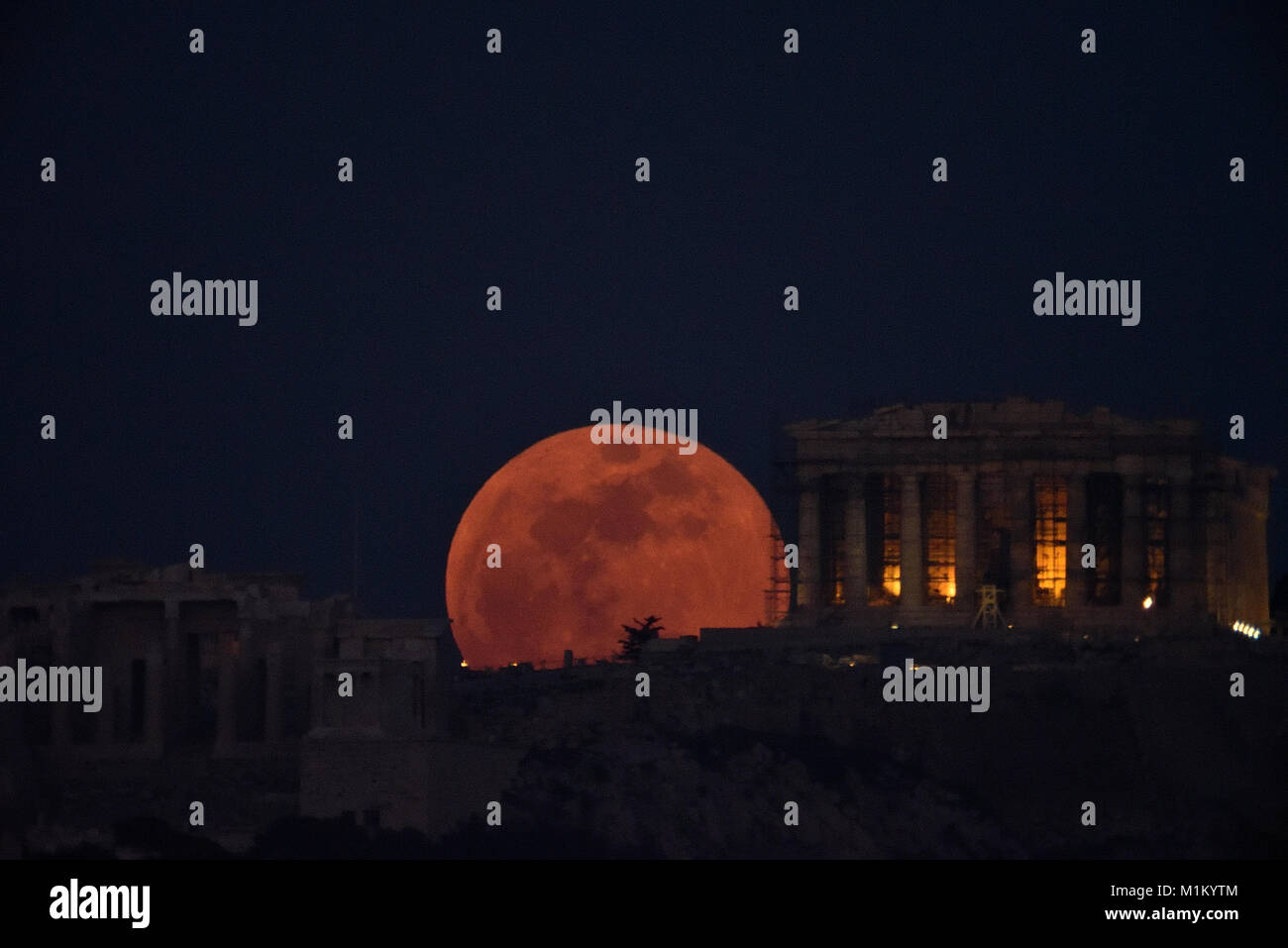 Athènes, Grèce, le 31 janvier, 2018. Sang bleu super lune se lève sur l'acropole d'Athènes à Athènes, Grèce. Crédit : Nicolas Koutsokostas/Alamy Live News. Banque D'Images