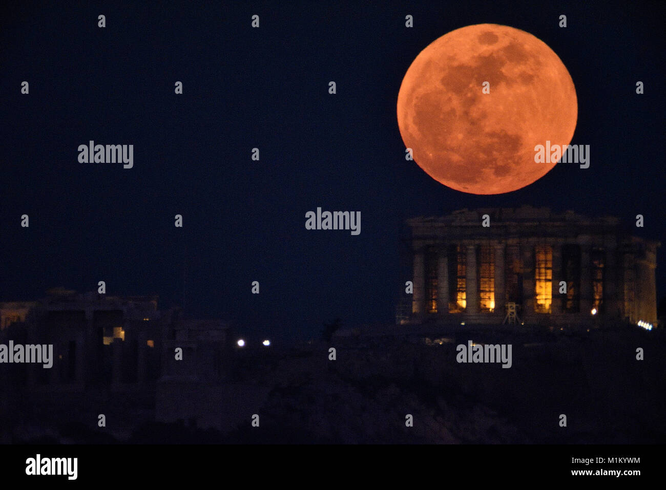 Athènes, Grèce, le 31 janvier, 2018. Sang bleu super lune se lève sur l'acropole d'Athènes à Athènes, Grèce. Crédit : Nicolas Koutsokostas/Alamy Live News. Banque D'Images