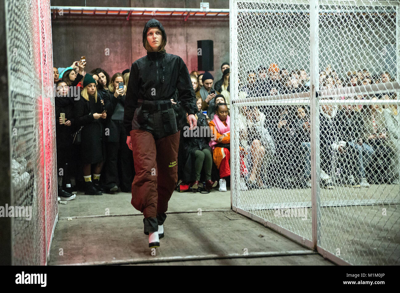Copenhague, Danemark 31 janvier, 2018. A model du HAN Kjøbenhavn show présentant trois nouvelle collection Automne/Hiver 18 Au cours de la Fashion Week de Copenhague a/W18 Le spectacle a eu lieu dans un entrepôt conçu comme un hôpital psychiatrique dans une cage de fil de clôture. Credit : OJPHOTOS/Alamy Live News Banque D'Images