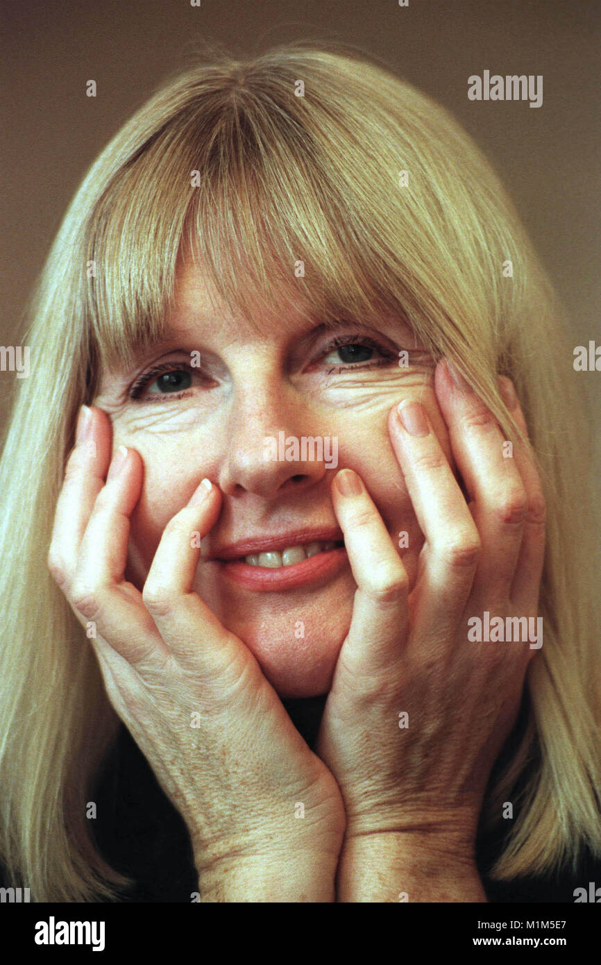 Poète, romancier, et courte histoire et écrivain de Helen Dunmore photographié à la maison à Bristol. 21 décembre 1999, est décédé le 5 juin 2017 Banque D'Images