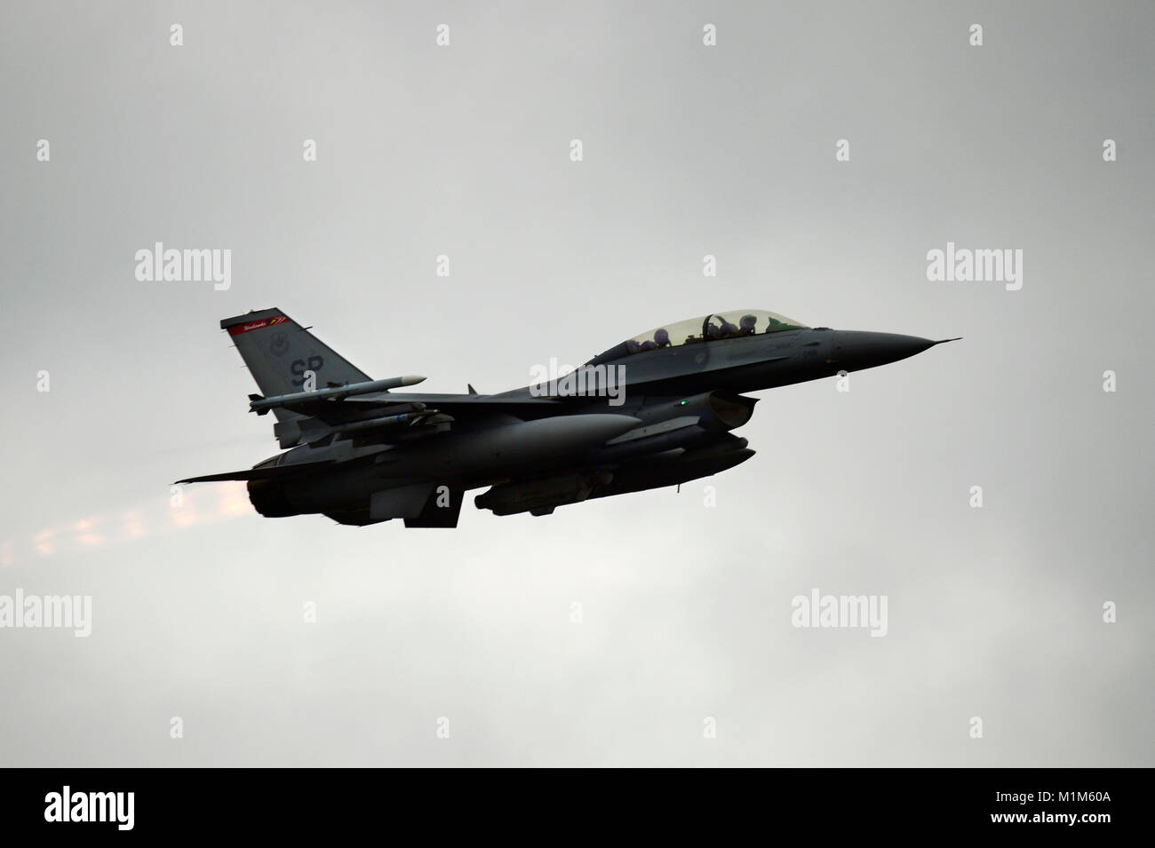 Un F-16 Fighting Falcon décolle de l'aire ici le 29 janvier 2018. (U.S. Air Force photo de Tech. Le Sgt. Staci Kasischke) Banque D'Images