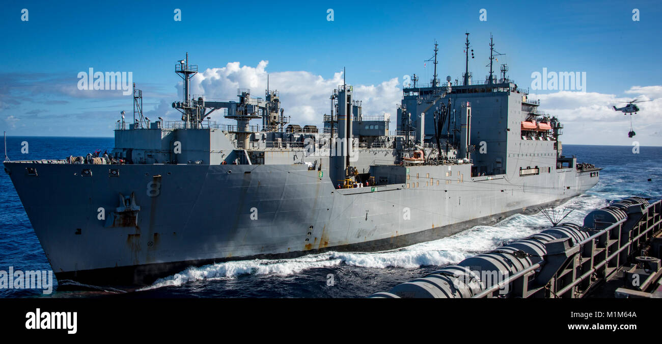 180126-N-CG677-0183 de l'OCÉAN PACIFIQUE (jan. 26, 2018) Le navire de marchandises sèches et de munitions USNS Wally Schirra (T-AKE 8) participe à un ravitaillement en mer avec classe Nimitz porte-avions USS Carl Vinson (CVN 70). Carl Vinson Strike Group est actuellement exploitées dans la région du Pacifique dans le cadre d'un programme de déploiement. (U.S. Photo par marine Spécialiste de la communication de masse 3 classe Jake Cannady/libérés) Banque D'Images