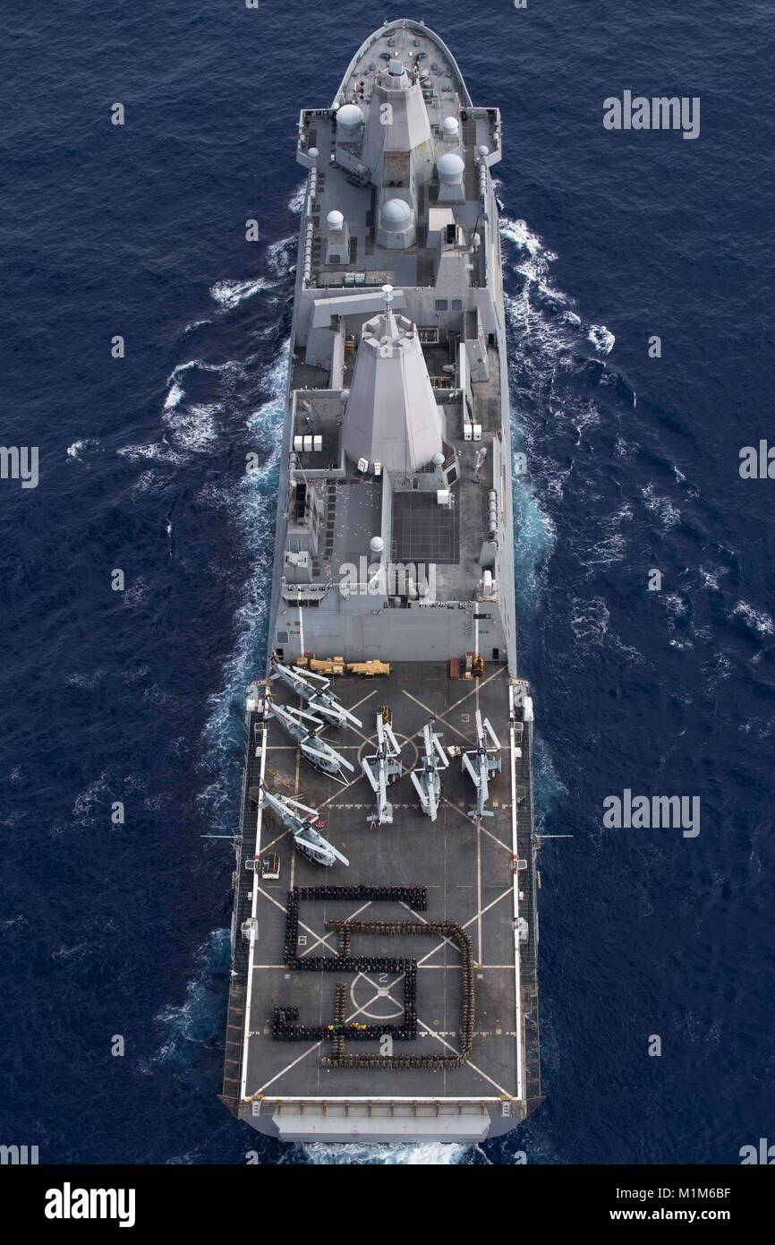 180129-N-BK384-215 OCÉAN PACIFIQUE (jan. 29, 2018) marins affectés à la station de transport amphibie USS San Diego (LPD 22) et les Marines affectés à la 15e unité expéditionnaire de Marines embarqués (MEU), forme les San Diego Padres, logo sur le pont d'envol du San Diego. San Diego, une partie de l'Amérique du groupe amphibie, à 15e MEU, est de retour d'un déploiement de 7 mois aux États-Unis 3e, 5e, 6e et 7e flotte secteurs d'opérations. (U.S. Photo par marine Spécialiste de la communication de masse de la classe 3ème Justin A. Schoenberger/libérés) Banque D'Images