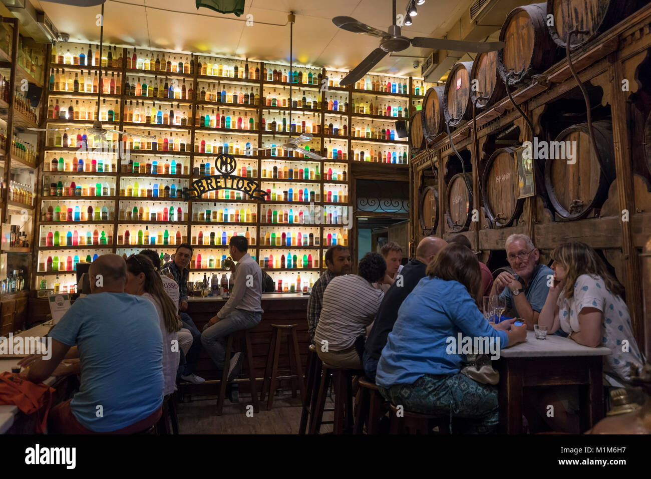 Intérieur de Brettos, la plus ancienne distillerie et bar ouvert en 1909 à Athènes, Kidathineon 41, Athènes, Grèce, Europe Banque D'Images