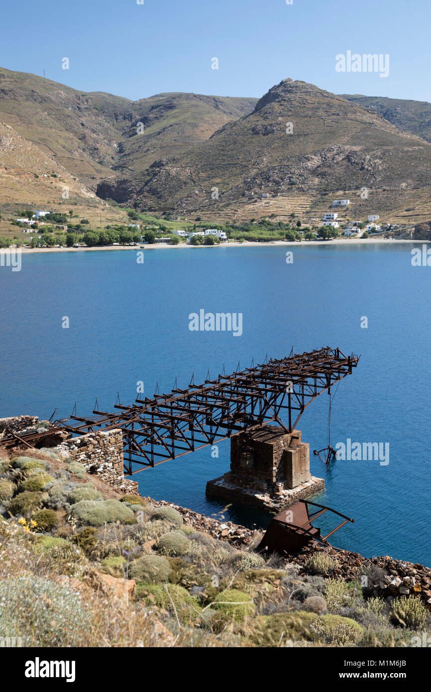 Vestiges rouillés de l'exploitation minière ancienne jetée de Koutalas Bay sur la côte sud-est de l'île, Serifos, Cyclades, Mer Égée, îles grecques, Grèce, Europe Banque D'Images