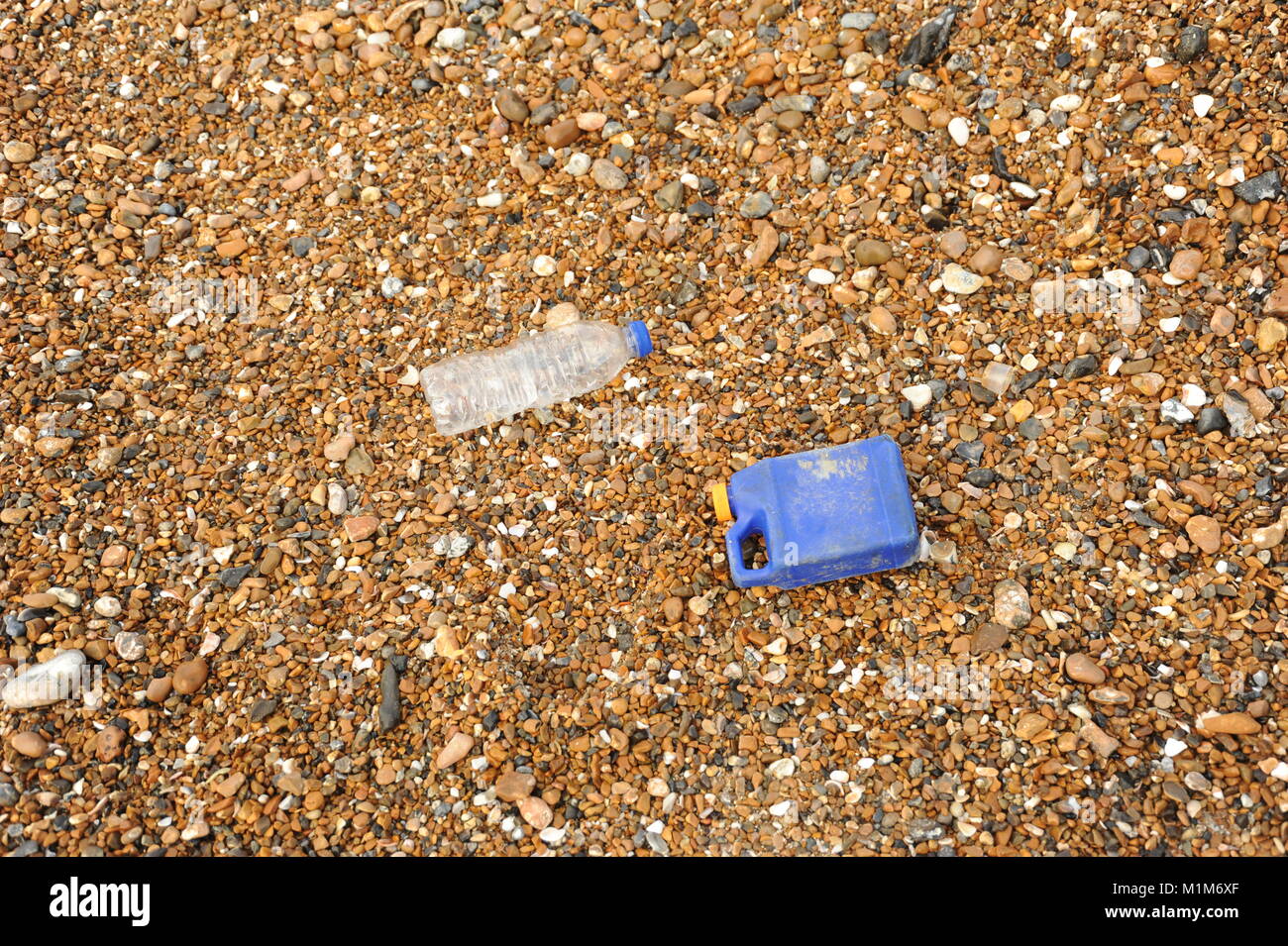 La litière en plastique sur la plage Banque D'Images