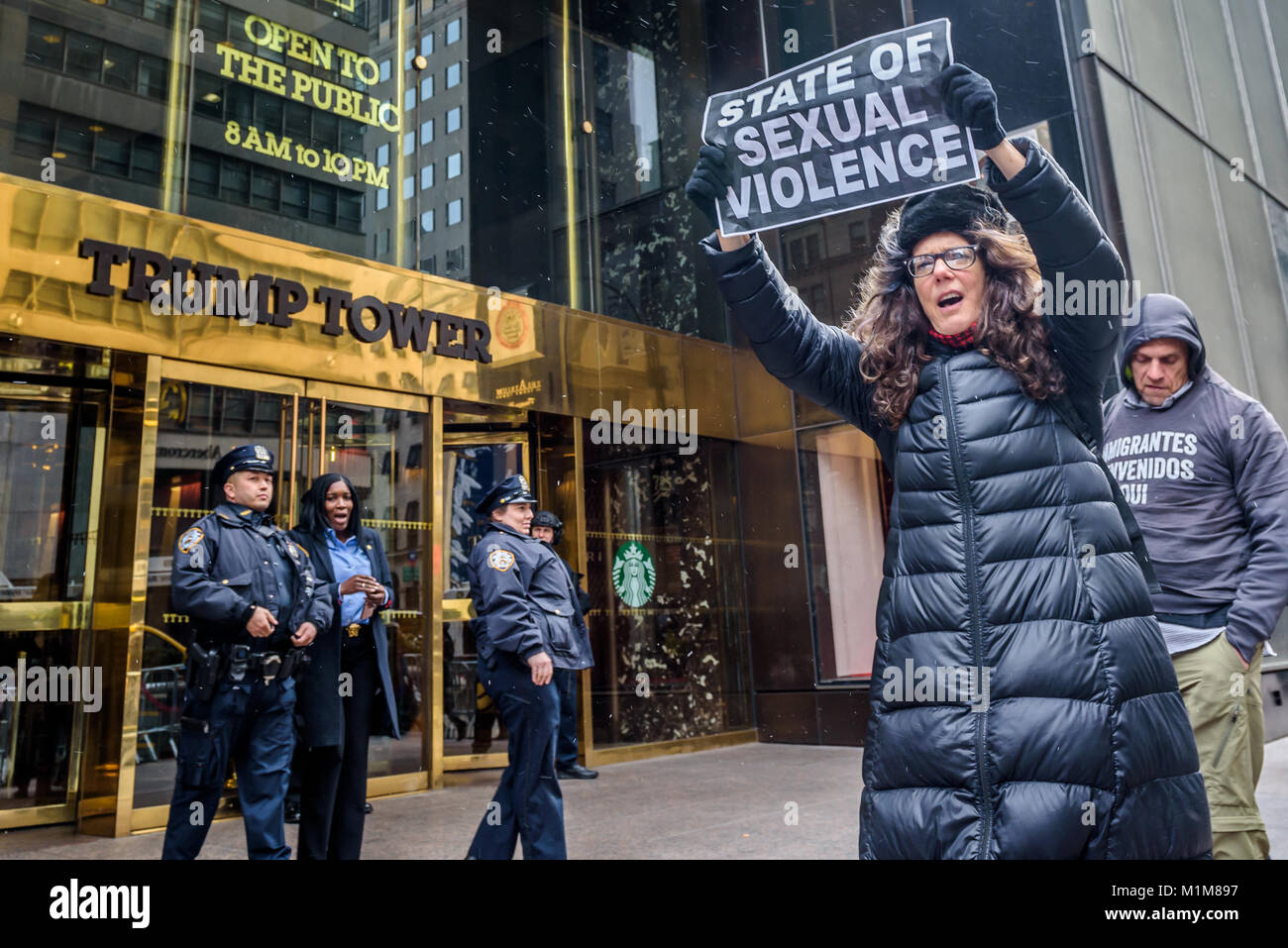 New York, États-Unis. 30Th Jan, 2018. Le matin de l'atout de Donald est l'état de l'Union, le 30 janvier 2018, un groupe de femmes activistes ont organisé une manifestation à l'extérieur de Trump Tower à New York, dénonçant les politiques de Donald Trump mettent en danger la vie et le déchirement des familles. Crédit : Erik McGregor/Pacific Press/Alamy Live News Banque D'Images