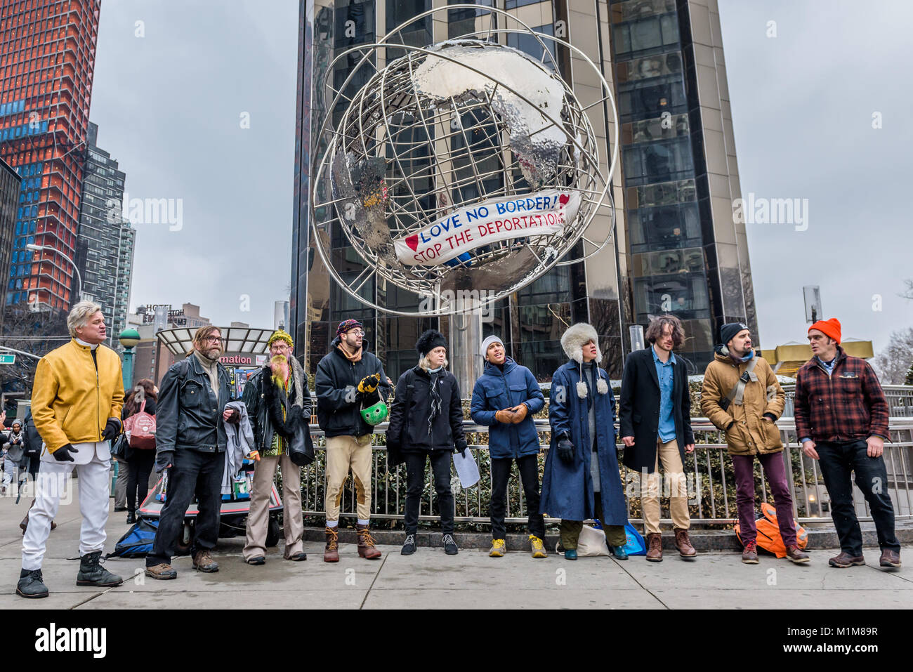 New York, États-Unis. 30Th Jan, 2018. Le matin de l'atout de Donald est l'état de l'Union, le 30 janvier 2018, un groupe de femmes activistes ont grimpé à l'intérieur de l'extérieur globe hôtel Trump International à Columbus Circle à New York, pour une profession et banner drop exigeant et fin à l'expulsion par l'Immigration and Customs Enforcement (ICE) dénonçant les politiques d'immigration Donald Trump mettent en danger la vie et le déchirement des familles. La bannière lire : "l'amour sans bordure - Arrêter les déportations". Crédit : Erik McGregor/Pacific Press/Alamy Live News Banque D'Images