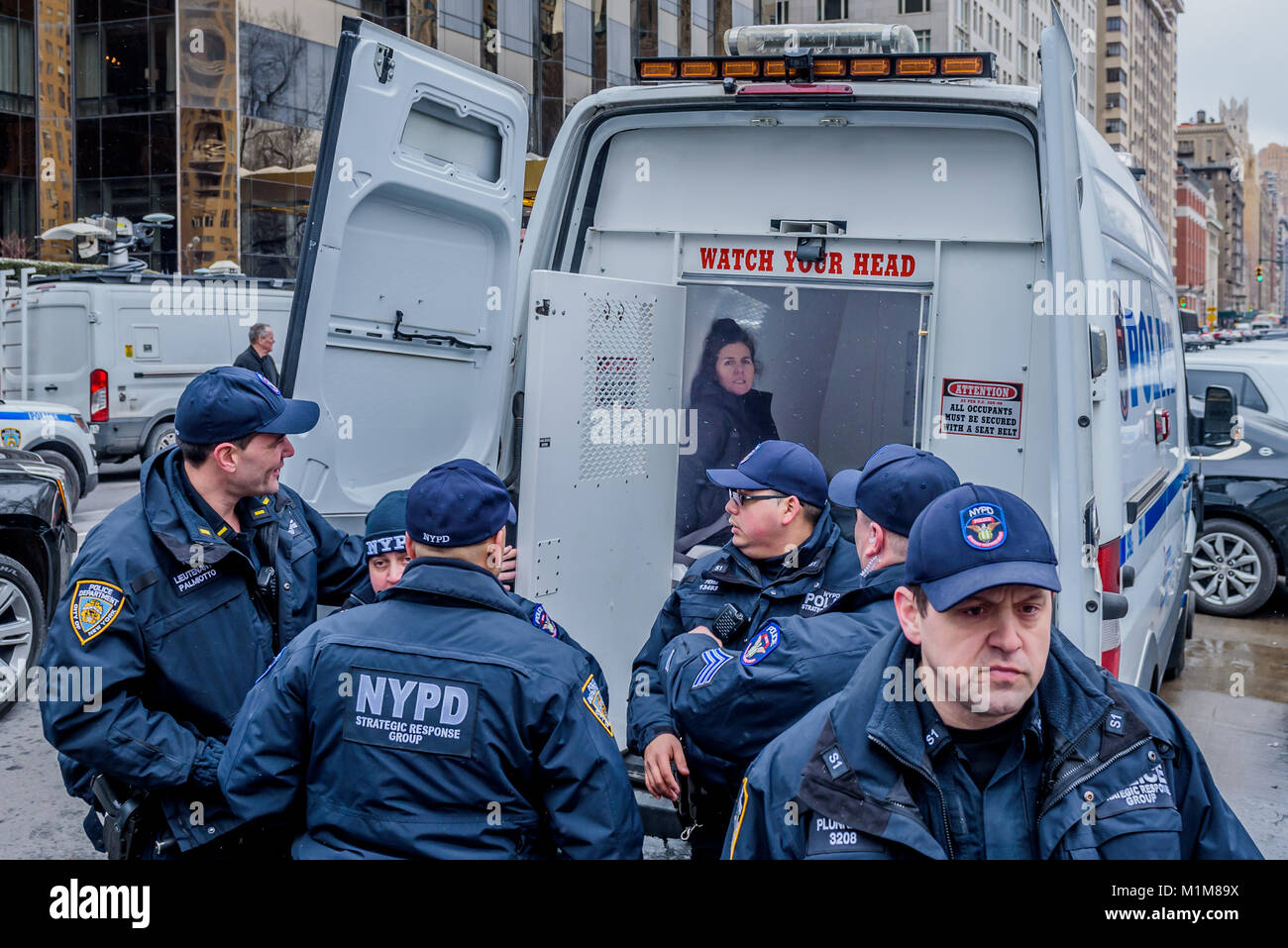 New York, États-Unis. 30Th Jan, 2018. Le matin de l'atout de Donald est l'état de l'Union, le 30 janvier 2018, un groupe de femmes activistes ont grimpé à l'intérieur de l'extérieur globe hôtel Trump International à Columbus Circle à New York, pour une profession et banner drop exigeant et fin à l'expulsion par l'Immigration and Customs Enforcement (ICE) dénonçant les politiques d'immigration Donald Trump mettent en danger la vie et le déchirement des familles. La bannière lire : "l'amour sans bordure - Arrêter les déportations". Crédit : Erik McGregor/Pacific Press/Alamy Live News Banque D'Images