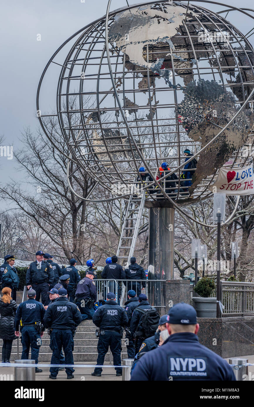 New York, États-Unis. 30Th Jan, 2018. Le matin de l'atout de Donald est l'état de l'Union, le 30 janvier 2018, un groupe de femmes activistes ont grimpé à l'intérieur de l'extérieur globe hôtel Trump International à Columbus Circle à New York, pour une profession et banner drop exigeant et fin à l'expulsion par l'Immigration and Customs Enforcement (ICE) dénonçant les politiques d'immigration Donald Trump mettent en danger la vie et le déchirement des familles. La bannière lire : "l'amour sans bordure - Arrêter les déportations". Crédit : Erik McGregor/Pacific Press/Alamy Live News Banque D'Images