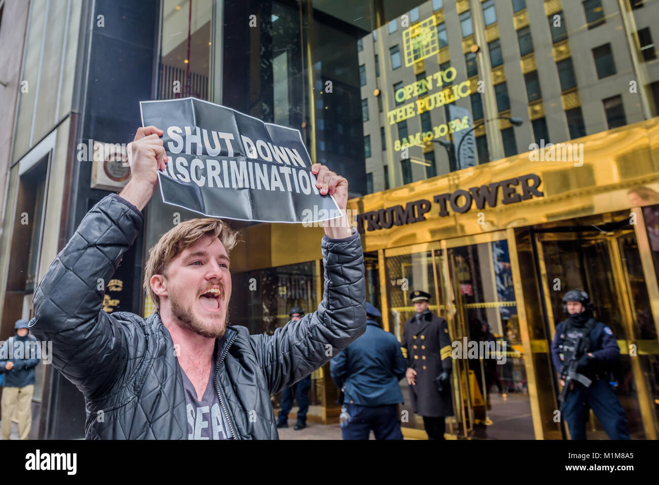 New York, États-Unis. 30Th Jan, 2018. Le matin de l'atout de Donald est l'état de l'Union, le 30 janvier 2018, un groupe de femmes activistes ont organisé une manifestation à l'extérieur de Trump Tower à New York, dénonçant les politiques de Donald Trump mettent en danger la vie et le déchirement des familles. Crédit : Erik McGregor/Pacific Press/Alamy Live News Banque D'Images