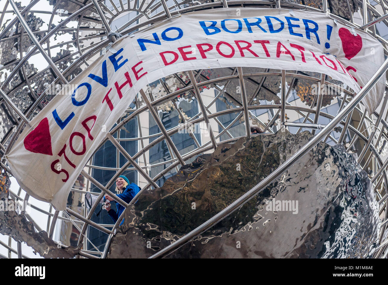 New York, États-Unis. 30Th Jan, 2018. Le matin de l'atout de Donald est l'état de l'Union, le 30 janvier 2018, un groupe de femmes activistes ont grimpé à l'intérieur de l'extérieur globe hôtel Trump International à Columbus Circle à New York, pour une profession et banner drop exigeant et fin à l'expulsion par l'Immigration and Customs Enforcement (ICE) dénonçant les politiques d'immigration Donald Trump mettent en danger la vie et le déchirement des familles. La bannière lire : "l'amour sans bordure - Arrêter les déportations". Crédit : Erik McGregor/Pacific Press/Alamy Live News Banque D'Images