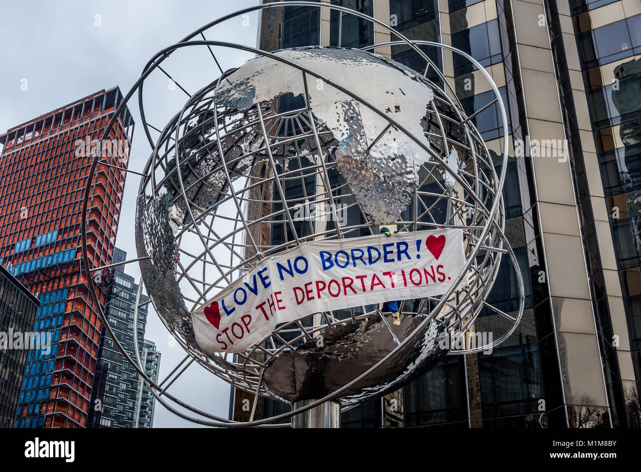 New York, États-Unis. 30Th Jan, 2018. Le matin de l'atout de Donald est l'état de l'Union, le 30 janvier 2018, un groupe de femmes activistes ont grimpé à l'intérieur de l'extérieur globe hôtel Trump International à Columbus Circle à New York, pour une profession et banner drop exigeant et fin à l'expulsion par l'Immigration and Customs Enforcement (ICE) dénonçant les politiques d'immigration Donald Trump mettent en danger la vie et le déchirement des familles. La bannière lire : "l'amour sans bordure - Arrêter les déportations". Crédit : Erik McGregor/Pacific Press/Alamy Live News Banque D'Images