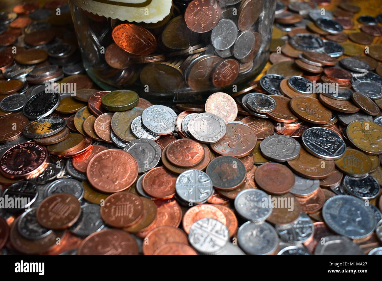 Bouteille de coins entouré de pièces en vrac Banque D'Images