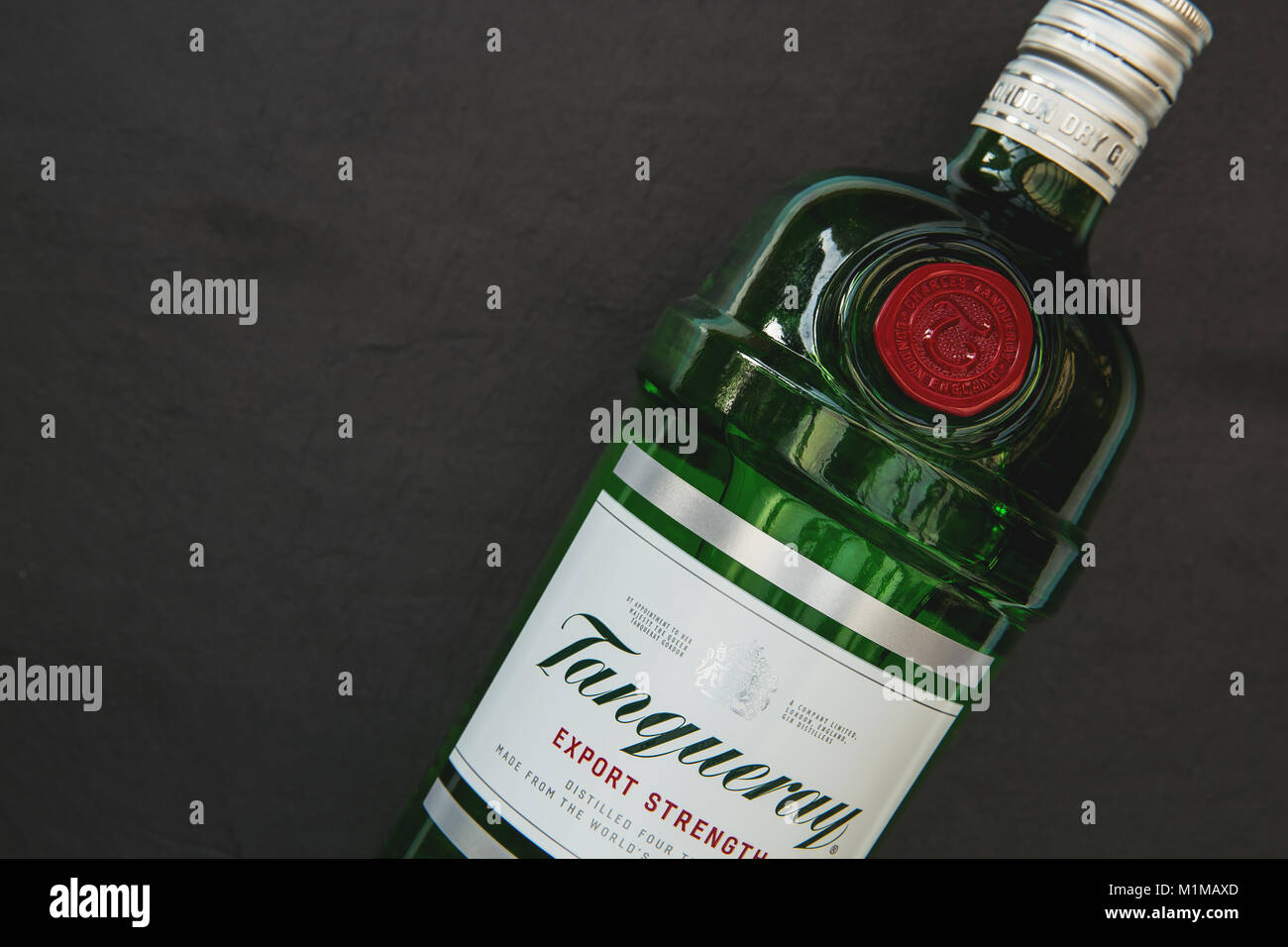 Londres - 30 janvier 2018 : Tanqueray gin dans le flacon en verre avec logo  sur fond sombre Photo Stock - Alamy