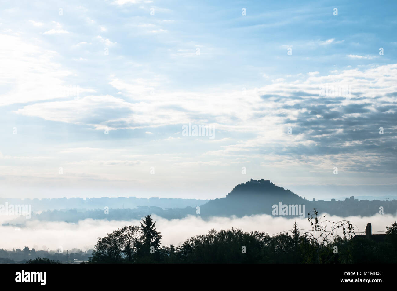 Campobasso, Italie, au crépuscule, en un jour brumeux. Château Monforte et silhouette de monti Banque D'Images
