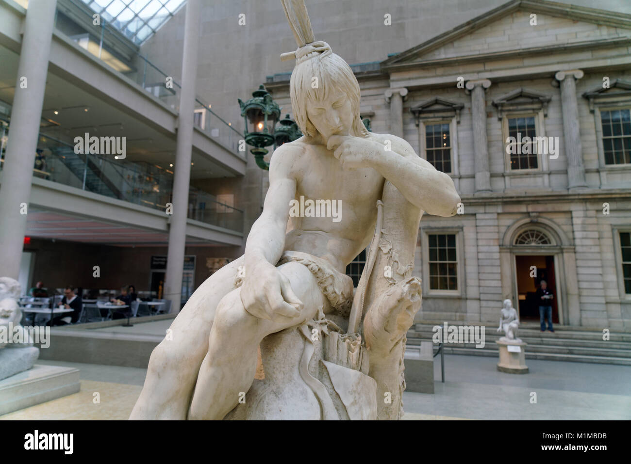 Une statue en marbre de Hiawatha par Augustus Saint-Gaudens (1848-1907) est dans l'aile américaine du Metropolitan Museum of Art. Banque D'Images