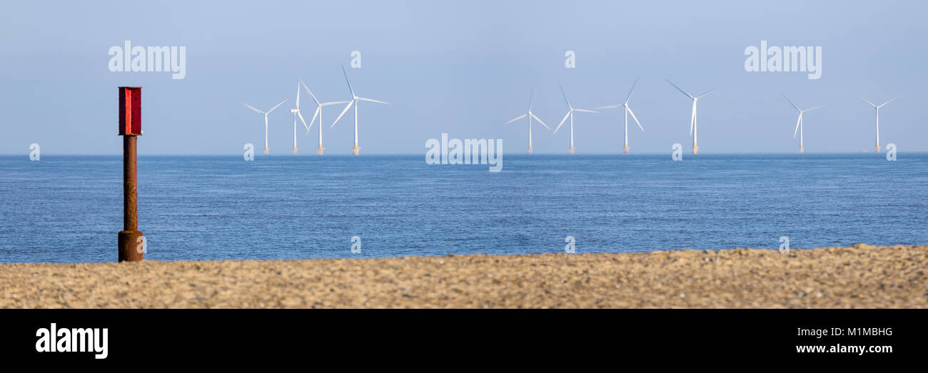 Scroby Sands off-shore Wind farm sur une journée ensoleillée à Caister, Norfolk, Angleterre Banque D'Images