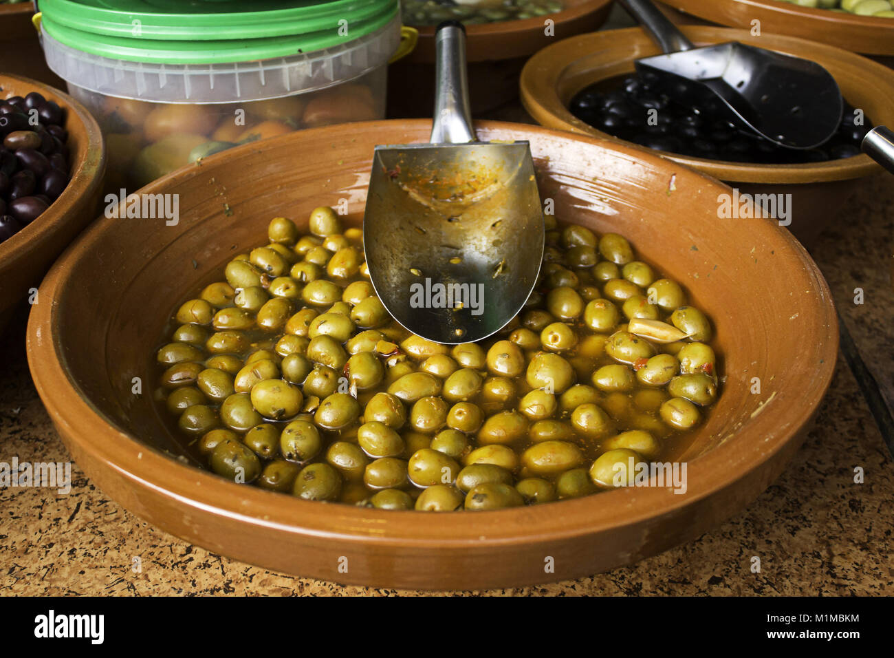 Olives aux poivrons et du vinaigre, de l'alimentation et les entrées Banque D'Images