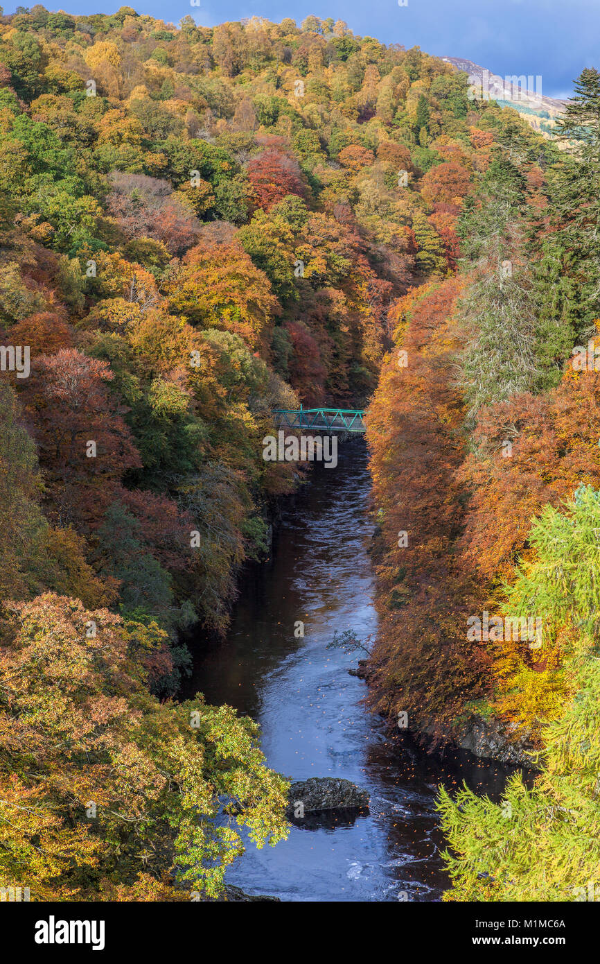 Couleurs d'automne dans le col d'Killecrankie à partir du pont de Garry près de Pitlochry, Perth et Kinross, Scotland Banque D'Images