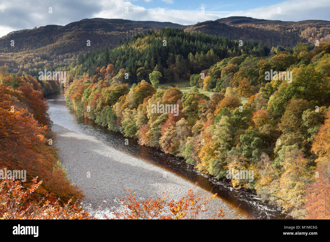 En regardant vers le sud à la rivière Garry et les couleurs de l'automne du pont de Garry, Col de Killecrankie, nr Pitlochry, Perth and Kinross, en Écosse Banque D'Images