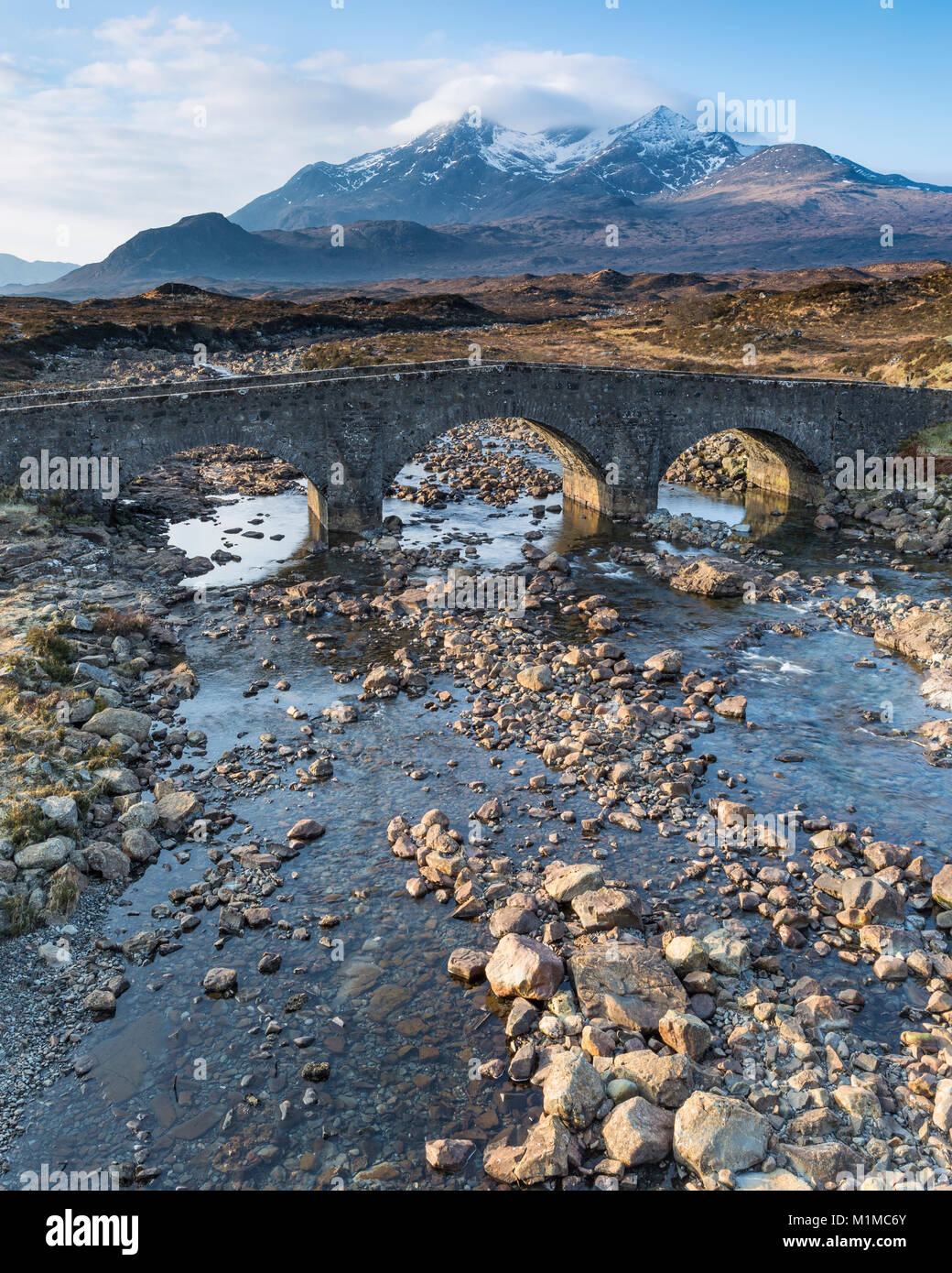 Les Cuillin Hills et le vieux pont de Sligachan, île de Skye, en Ecosse. Le sommet de Sgurr nan Gillian (964m) est visible à travers les nuages. Banque D'Images