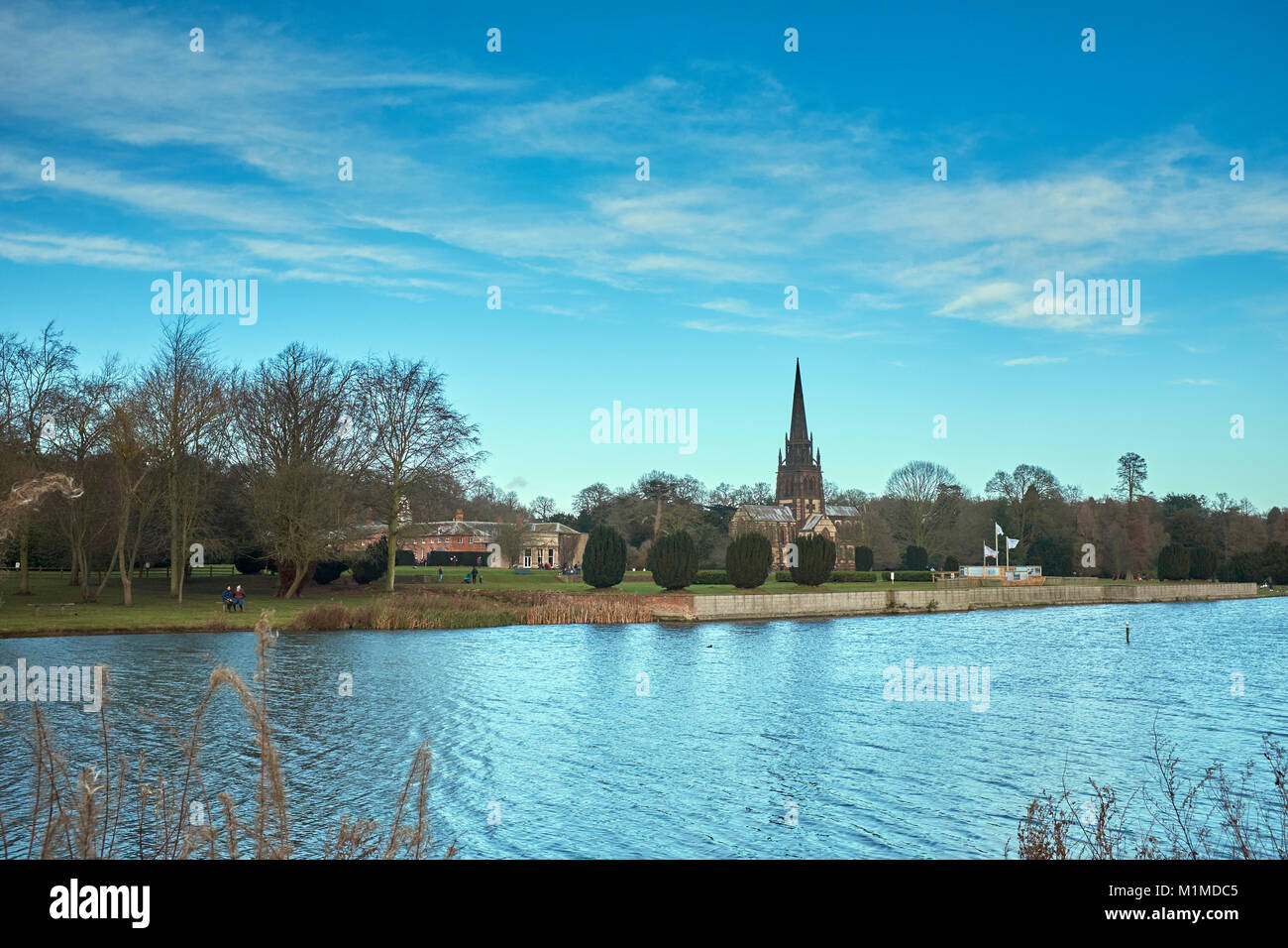 Décembre Ensoleillé vue vue du National Trust de Clumber park à travers Clumber Lake. Limburg Banque D'Images